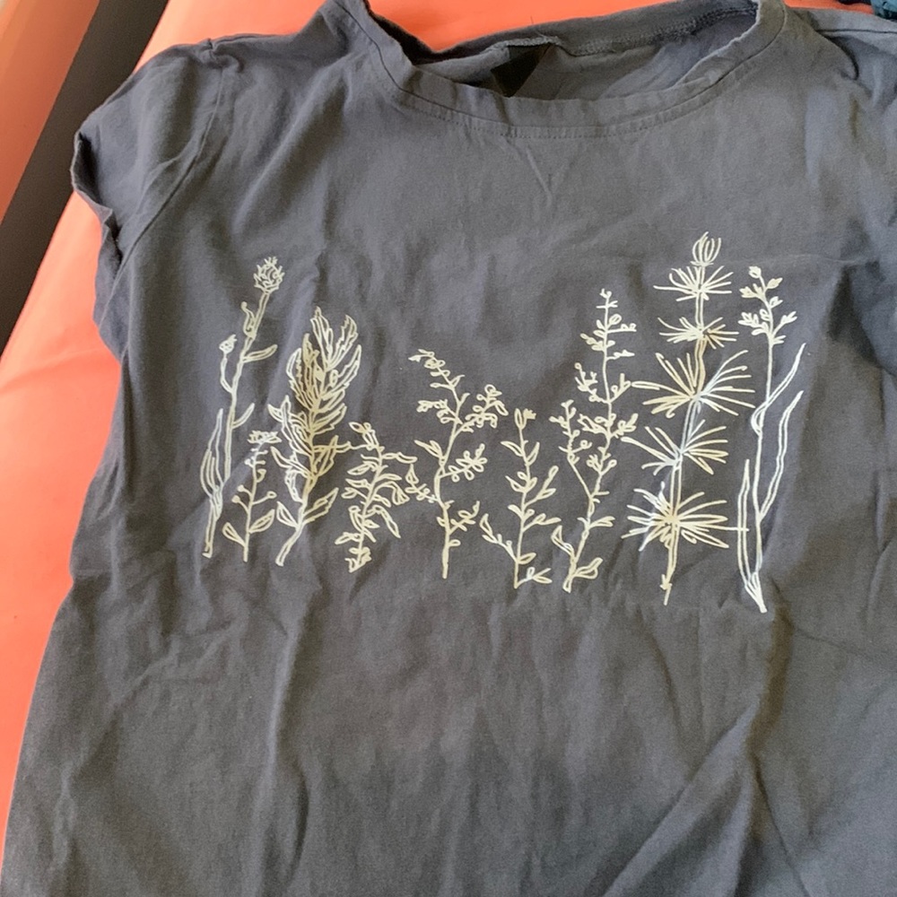 Flower design logo tee